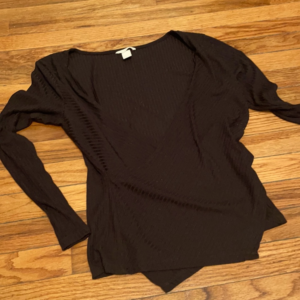 H&M black top with light ribbing🖤